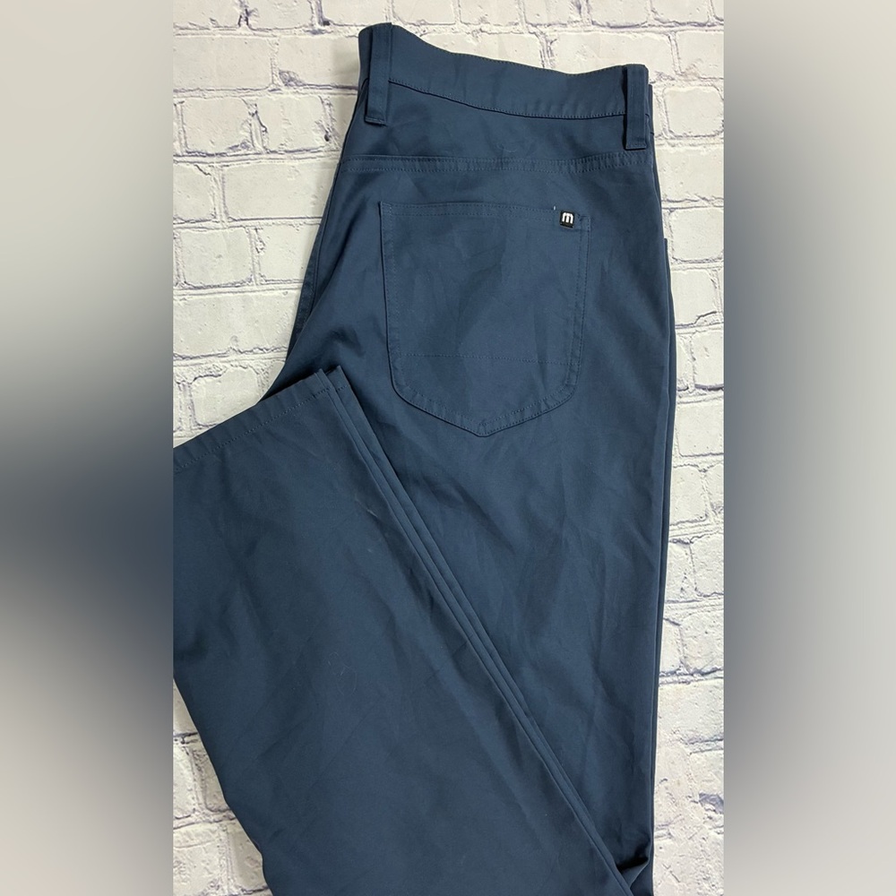 TRAVIS MATHEW mens size 35x32
golf pants
